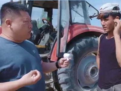 新疆精神小伙秸稈打捆作業(yè)